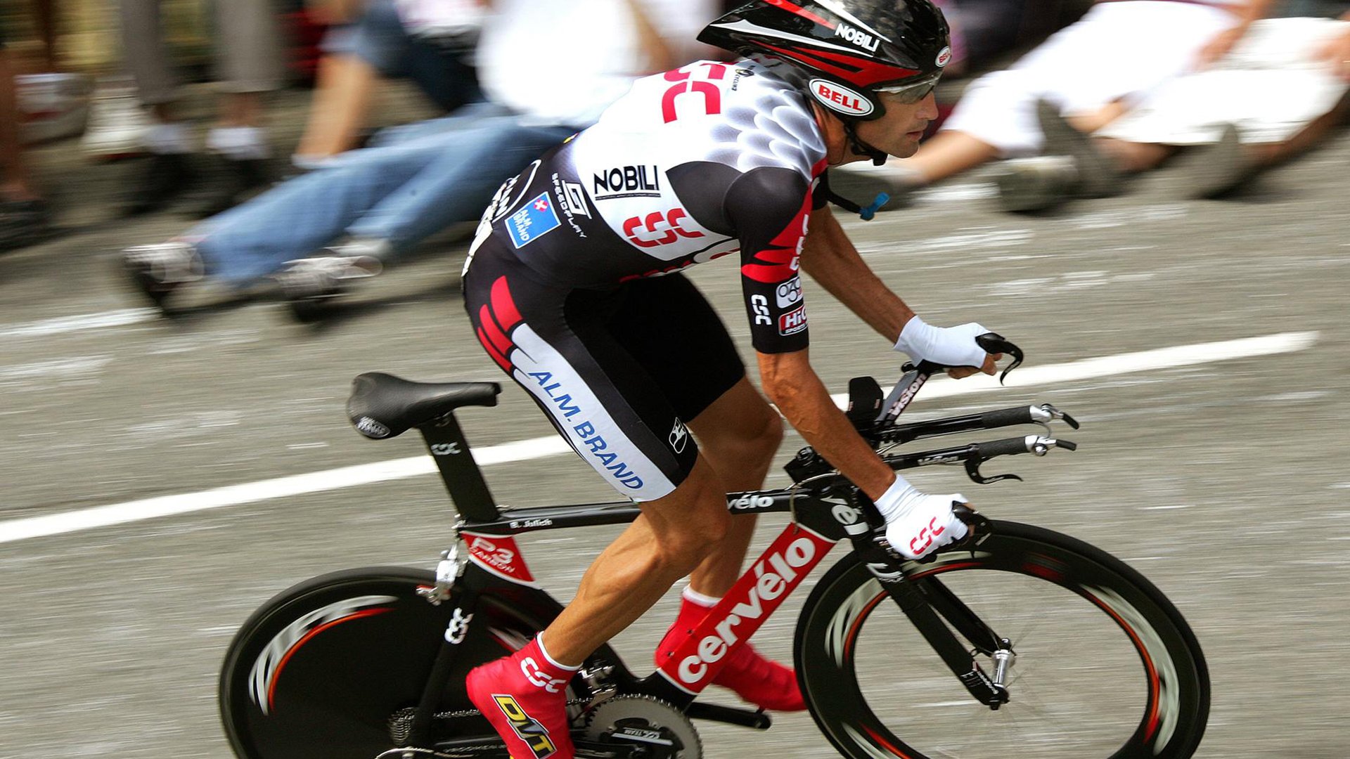 mk体育网页-里昂利用空切配合撕裂密集防守